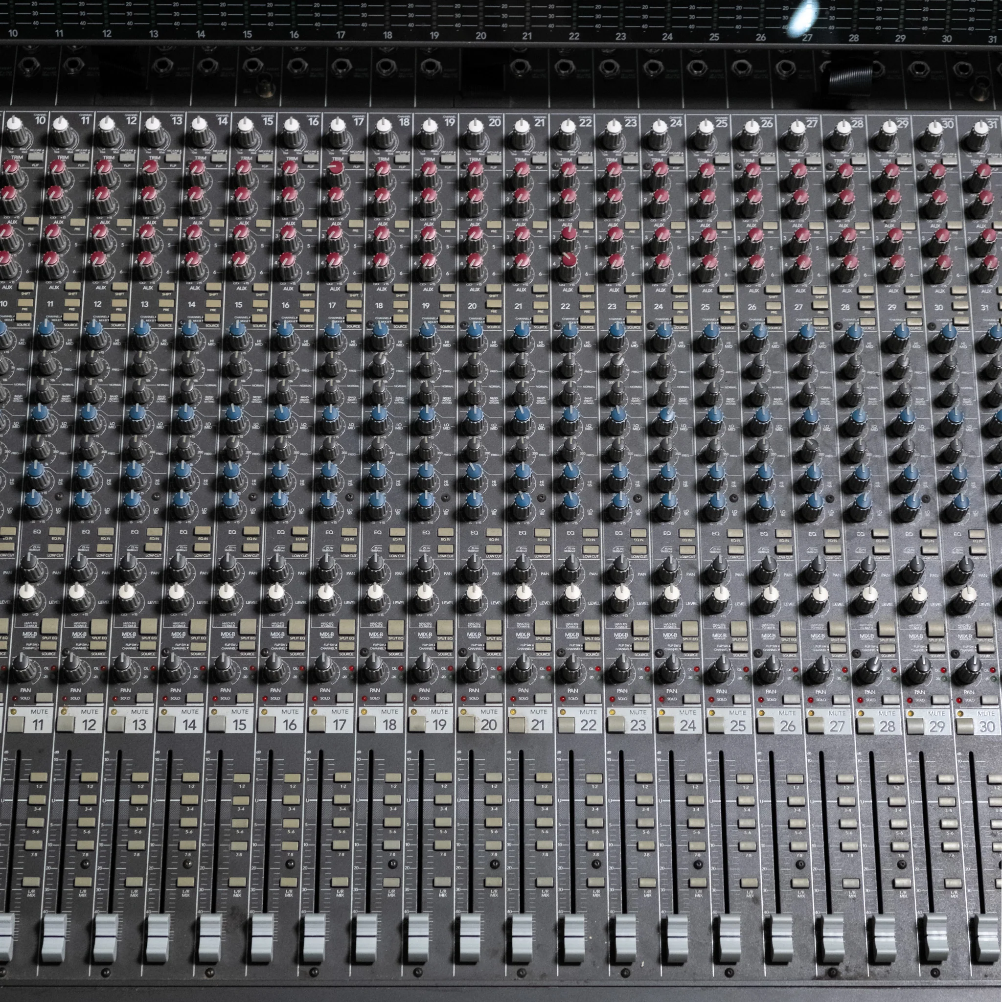 Mackie 32.8.2 8-Bus Mixing Console - Image 3